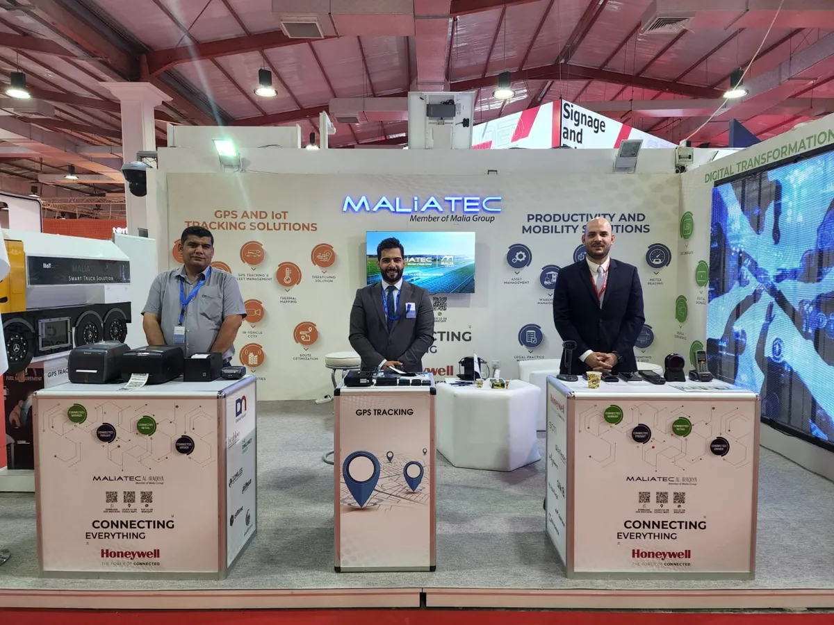 Exhibition booth by Brandkom at a trade fair – staffed counter with screens