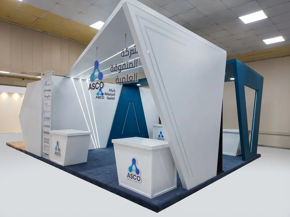 Exhibition booth by Brandkom – angular white structure with branded counters