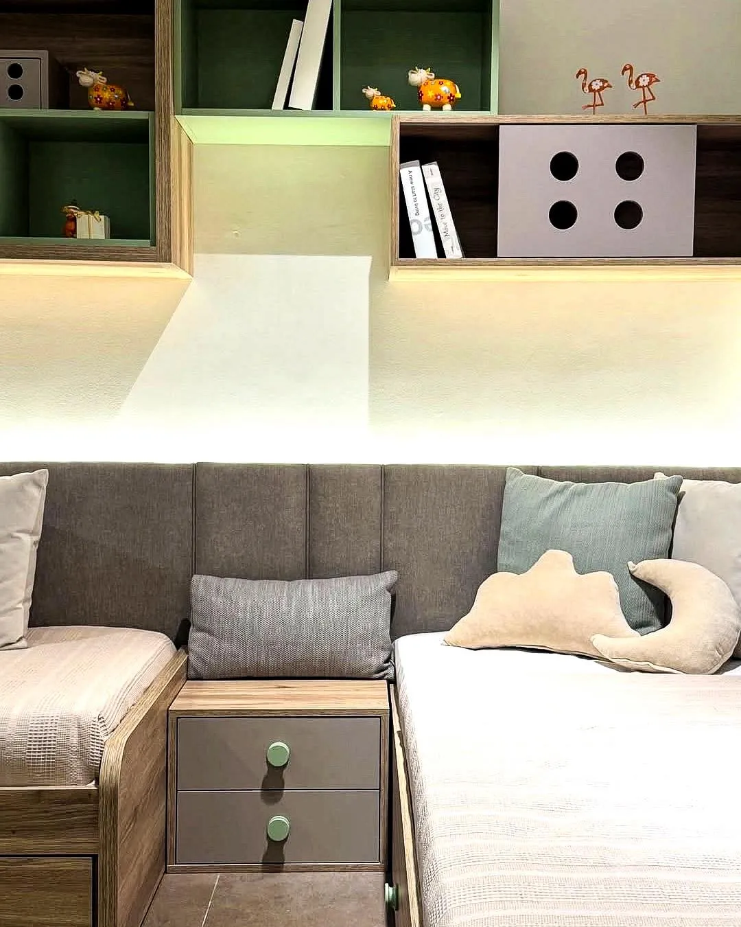 Children's room by Gambini – upholstered daybed with wall shelving