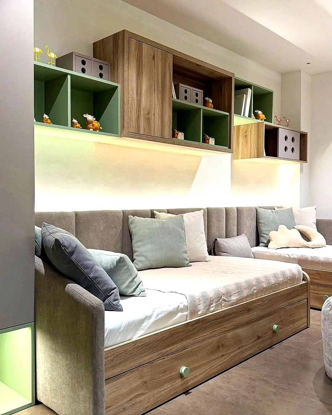 Children's room by Gambini – daybed with cushions and oak wall storage
