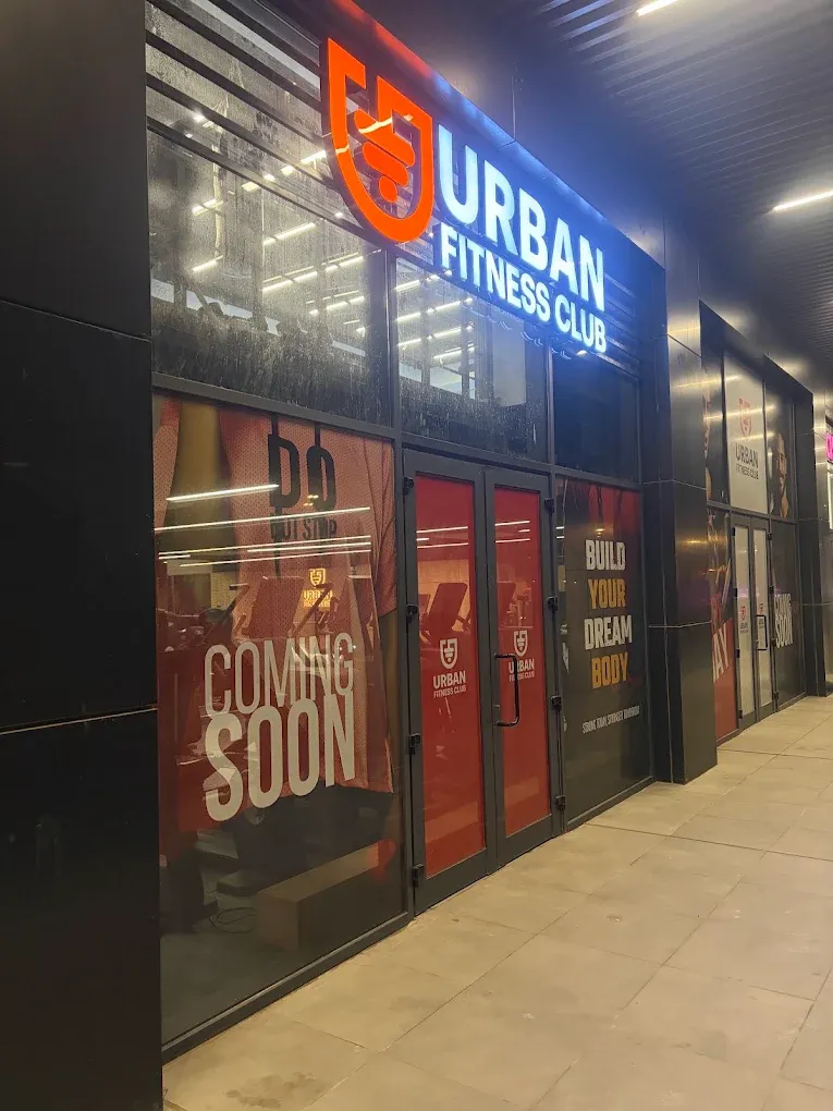 نادي Urban Fitness – المدخل المنجز باللافتة المضيئة والزجاج المبرند