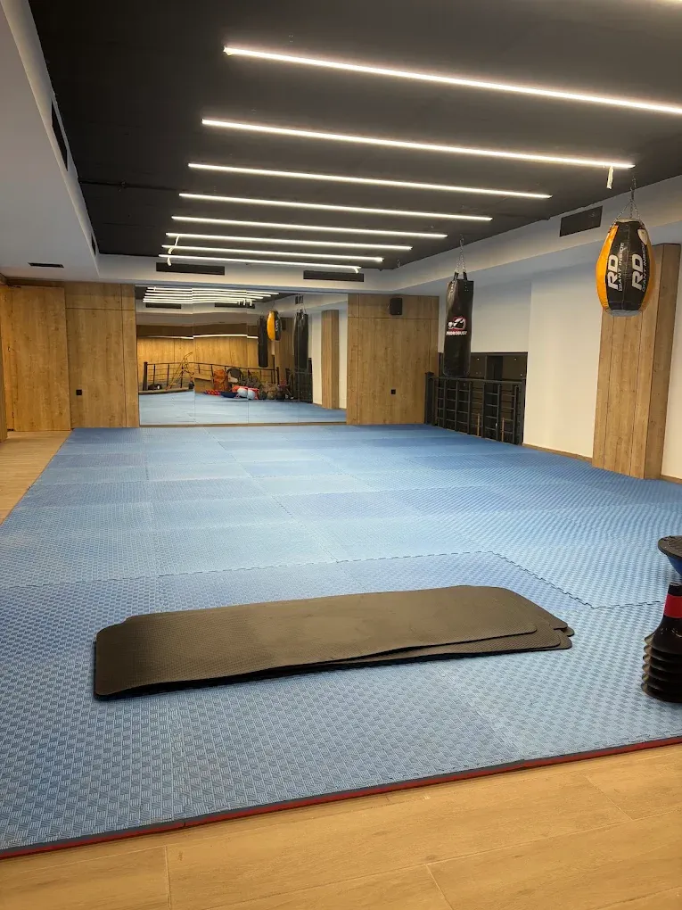 نادي Urban Fitness – أرضية التدريب الجماعي المنجزة بالحصائر المبطّنة على أرضية خشبية