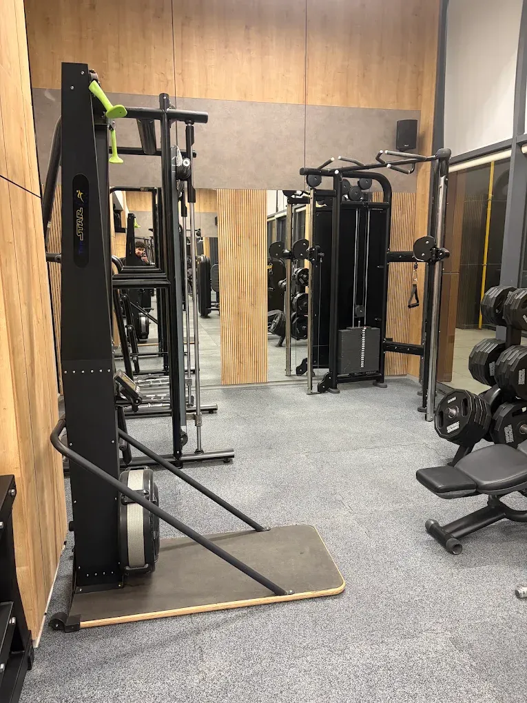 نادي Urban Fitness – منطقة القوة المنجزة بأجهزة الكيبل وجدران المرايا