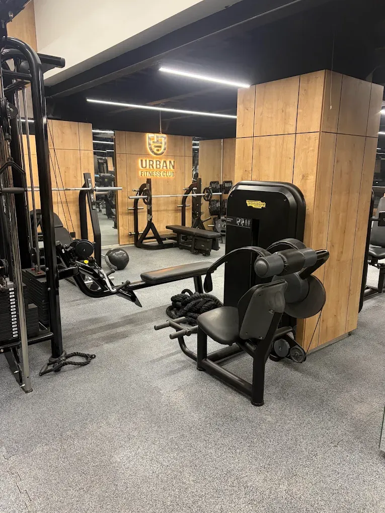 نادي Urban Fitness – منطقة تدريب الأوزان المنجزة بالأجهزة ورفوف الدمبل